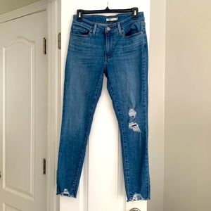 Levi skinny ankle jeans distressed